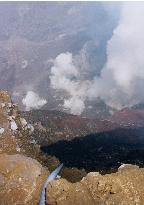 (2)Gas pipe laid at Miyakajima volcano crater